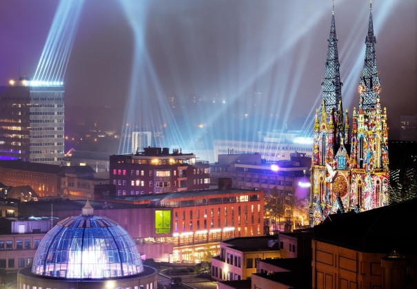 Verlichte gebouwen in Eindhoven.