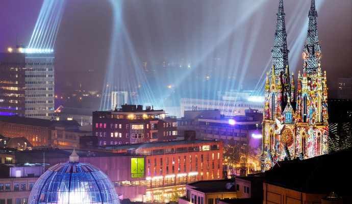 Verlichte gebouwen in Eindhoven.