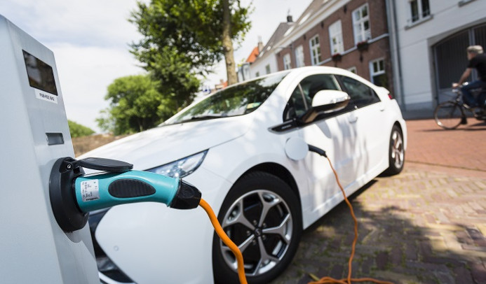 Een elektrische auto die aan het laden is.