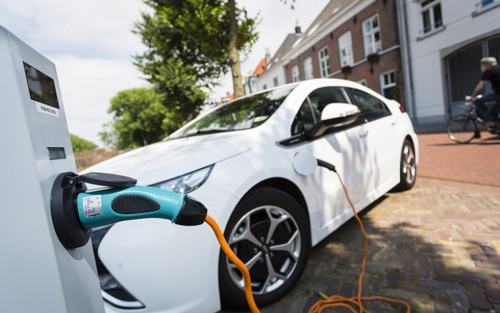 Een elektrische auto die aan het laden is.