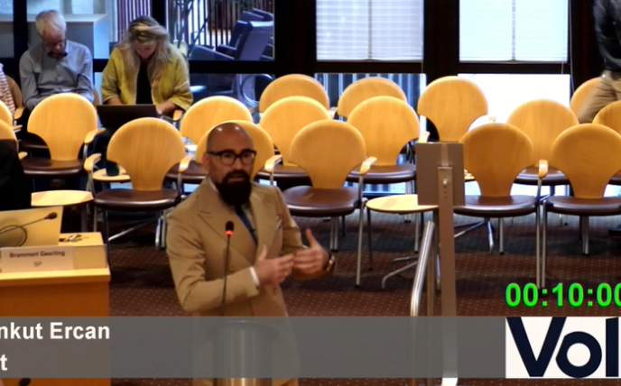 Cankut spreekt in de gemeenteraad van Zwolle