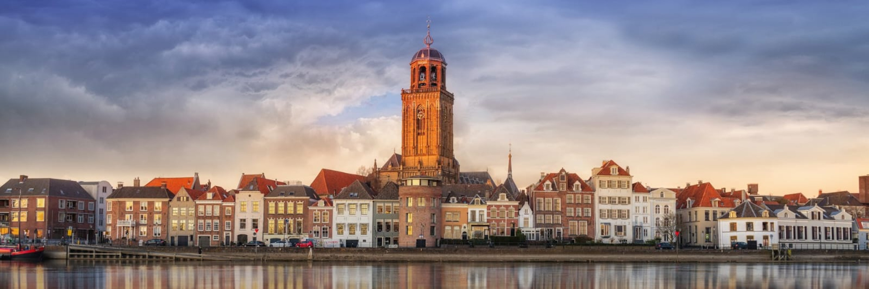 Deventer skyline aan het water