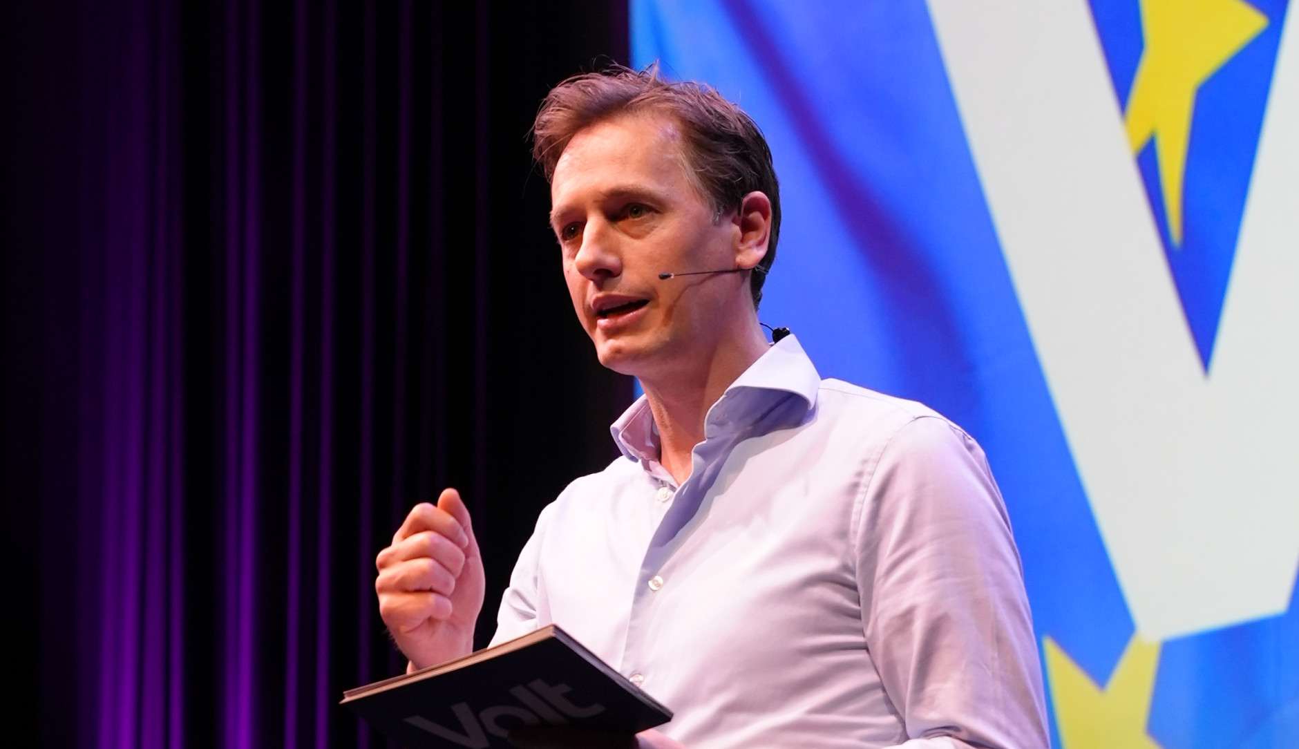 Laurens Dassen tijdens congresspeech Europadag 2026