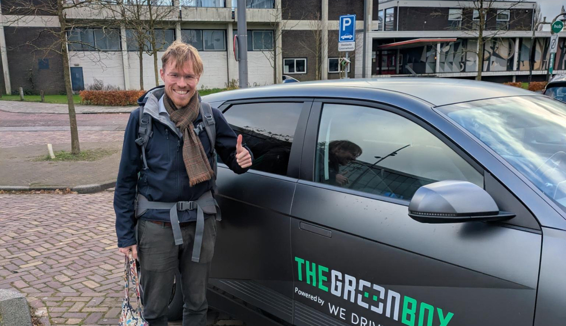 Erik bij een auto