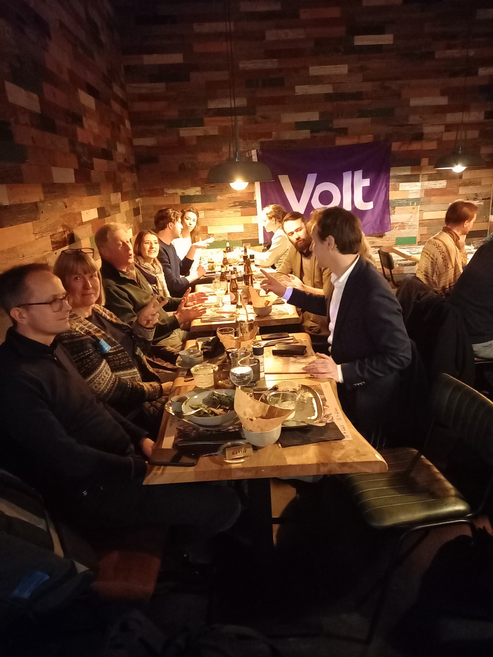 Volters zitten aan tafel in een café