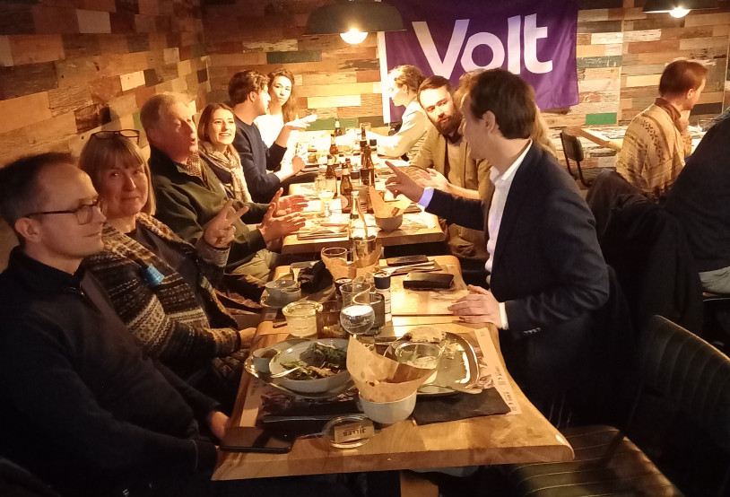 Volters zitten aan tafel in een café