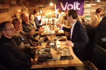 Volters zitten aan tafel in een café