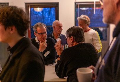 Congres deelnemers discussiëren aan statafels