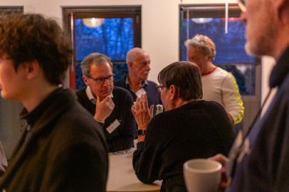 Congres deelnemers discussiëren aan statafels