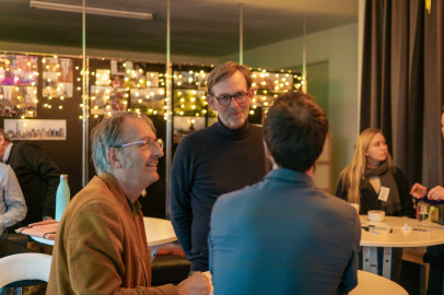 Volters in discussie rondom een statafel