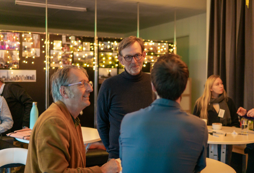 Volters in discussie rondom een statafel