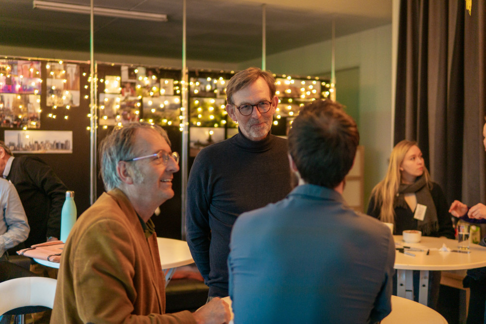 Volters in discussie rondom een statafel