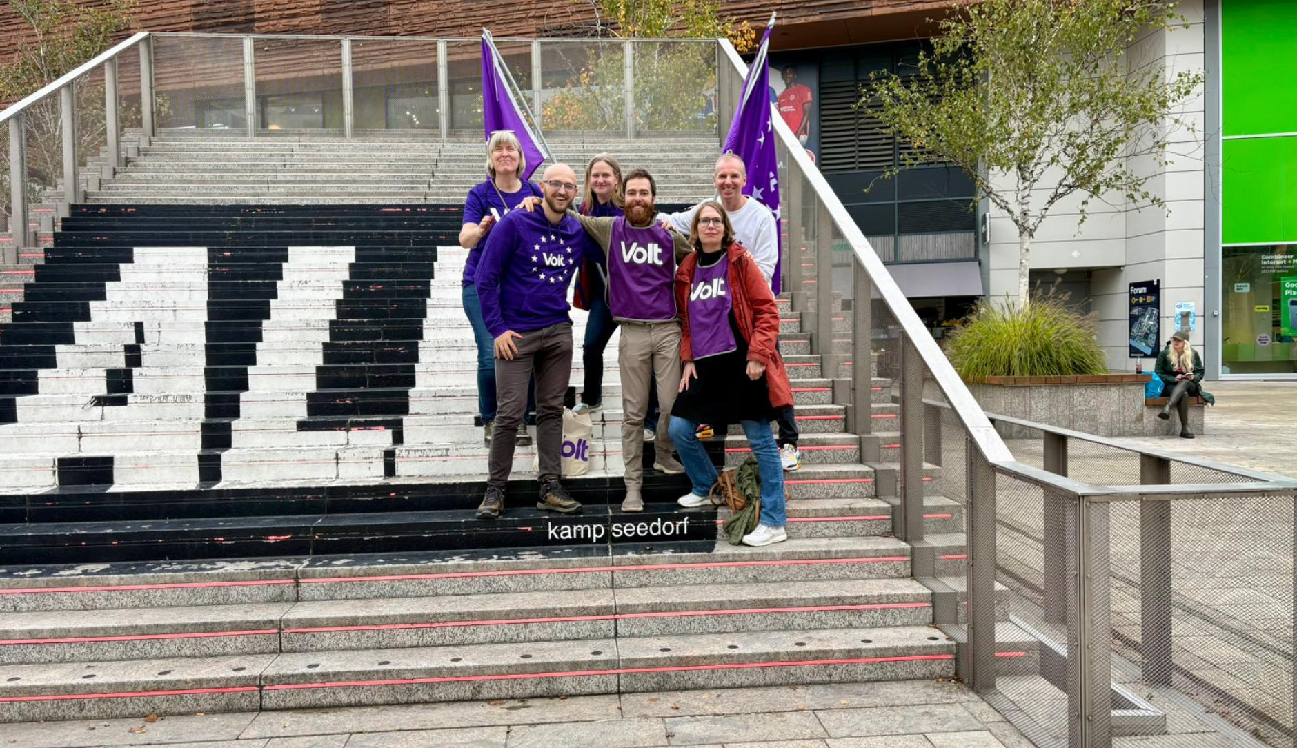 Flyer team op de Ally-trap in Almere