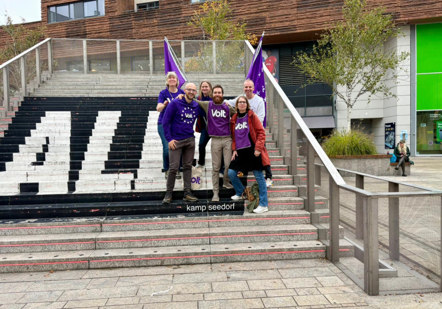 Flyer team op de Ally-trap in Almere