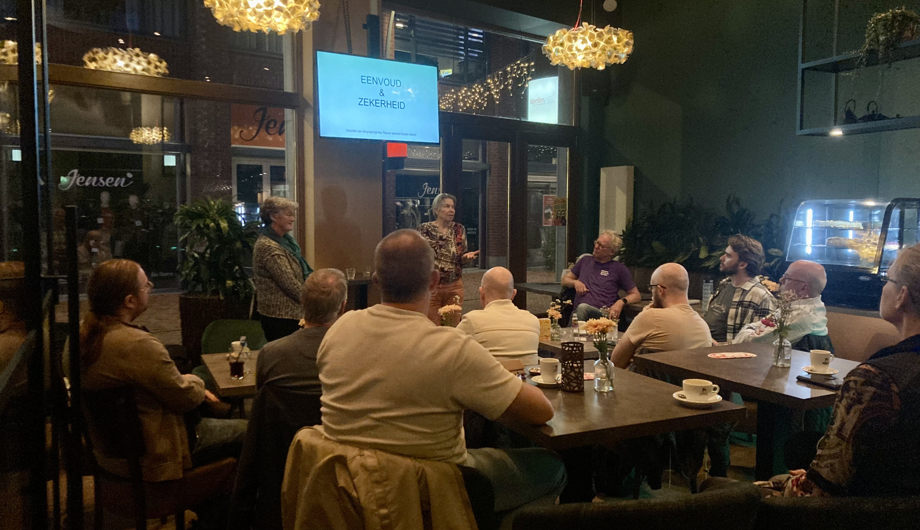Overzichtsfoto van de sprekers en deelnemers aan de discussieavond over het basisinkomen