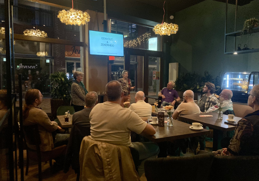 Overzichtsfoto van de sprekers en deelnemers aan de discussieavond over het basisinkomen