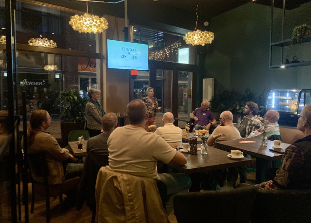 Overzichtsfoto van de sprekers en deelnemers aan de discussieavond over het basisinkomen
