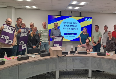 Deelnemers aan een vergadering staan voor het scherm