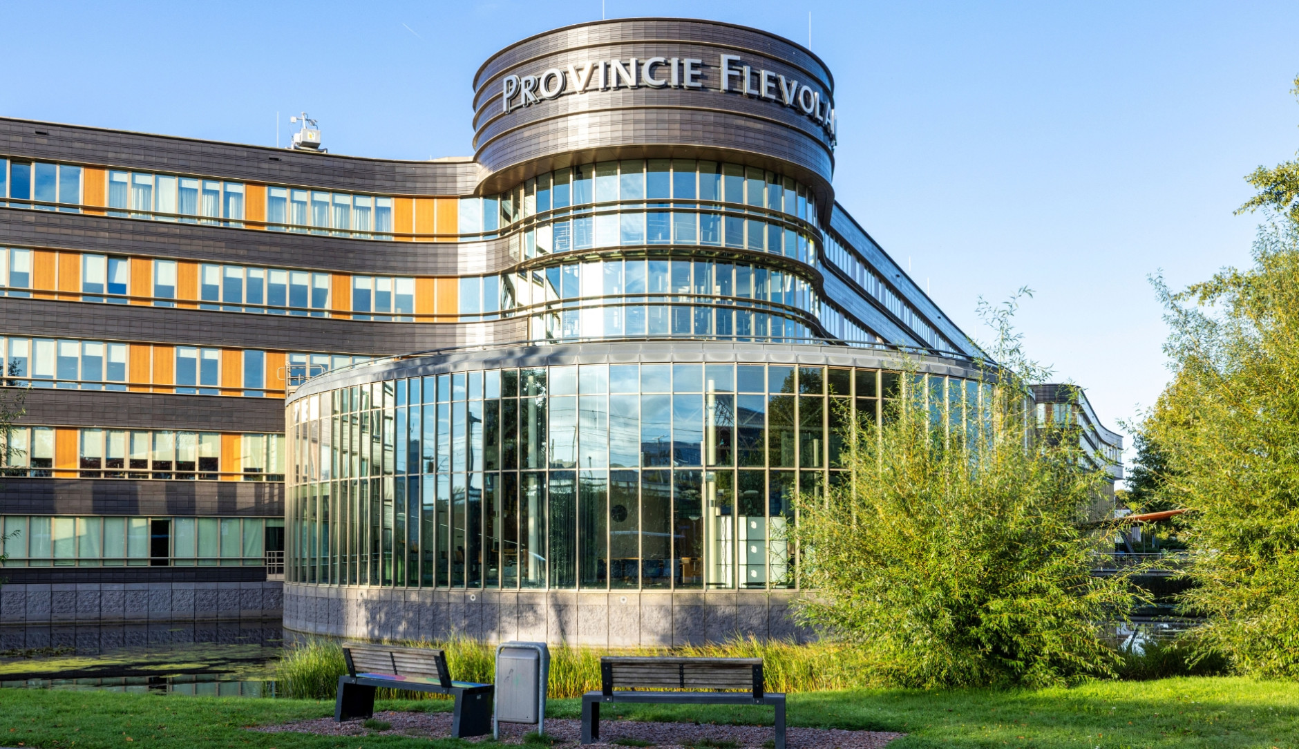 Afbeelding van het Provinciehuis in Lelystad. Foto komt van de website: https://www.flevoland.nl/