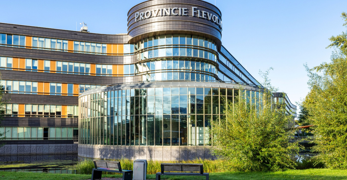 Afbeelding van het Provinciehuis in Lelystad. Foto komt van de website: https://www.flevoland.nl/