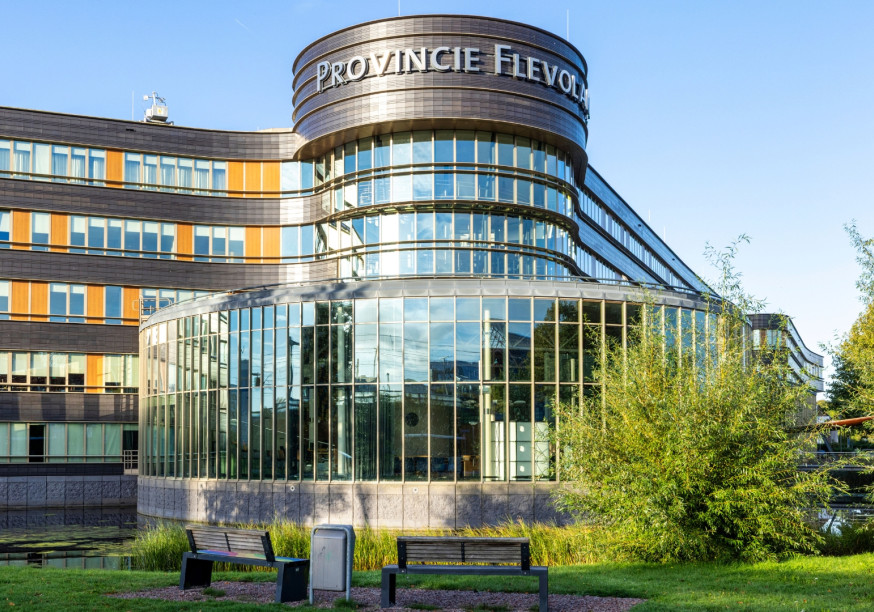 Afbeelding van het Provinciehuis in Lelystad. Foto komt van de website: https://www.flevoland.nl/