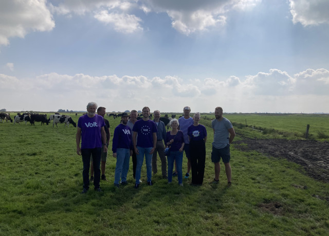 Leden van Volt bij het bezoek aan de dynamische boerderij