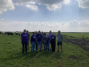 Leden van Volt bij het bezoek aan de dynamische boerderij