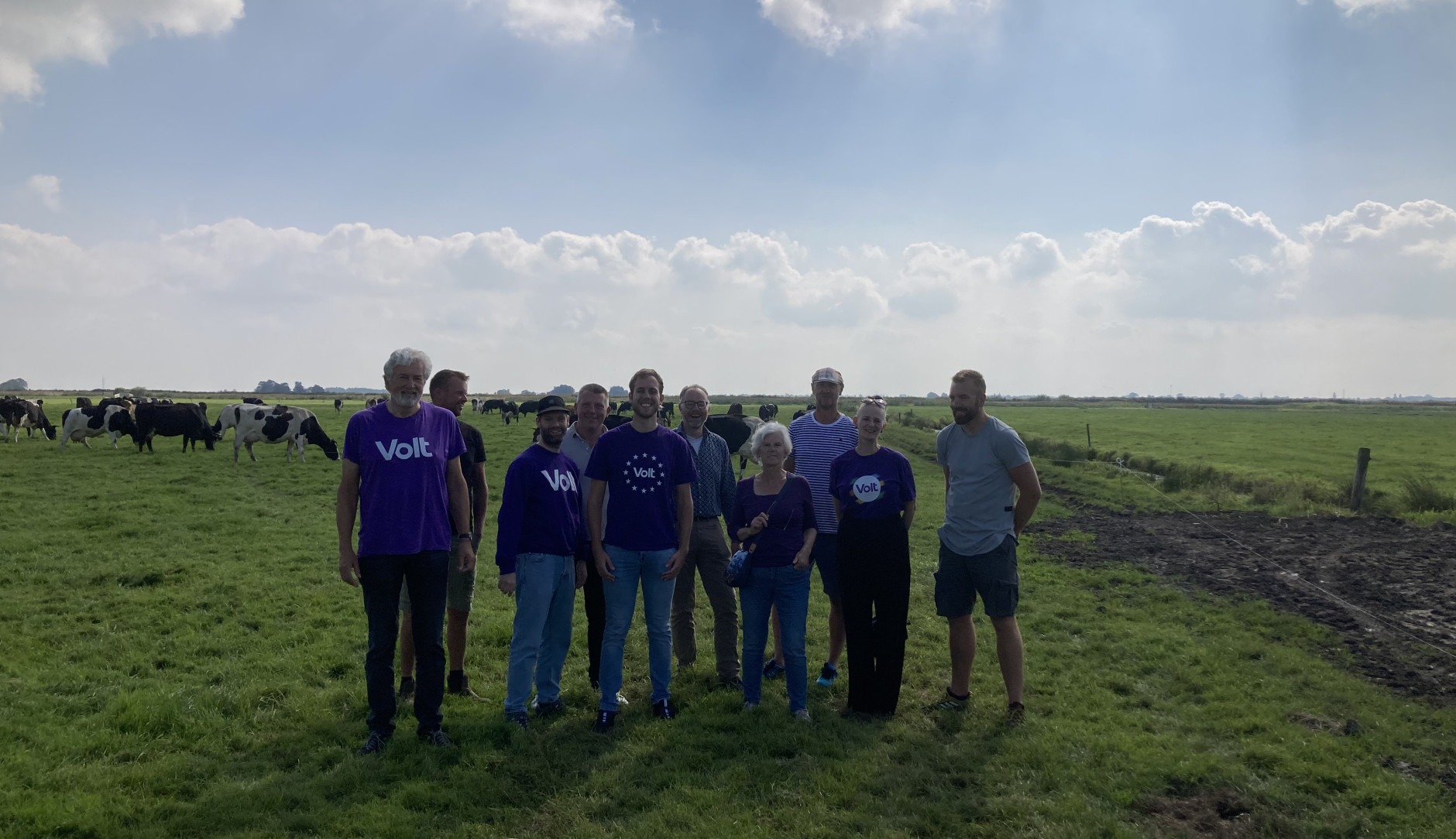 Leden van Volt bij het bezoek aan de dynamische boerderij