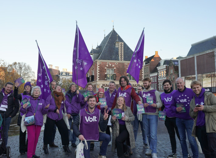 Groep Volt vrijwillgers tijdens campagne in Leeuwarden voor de Waag