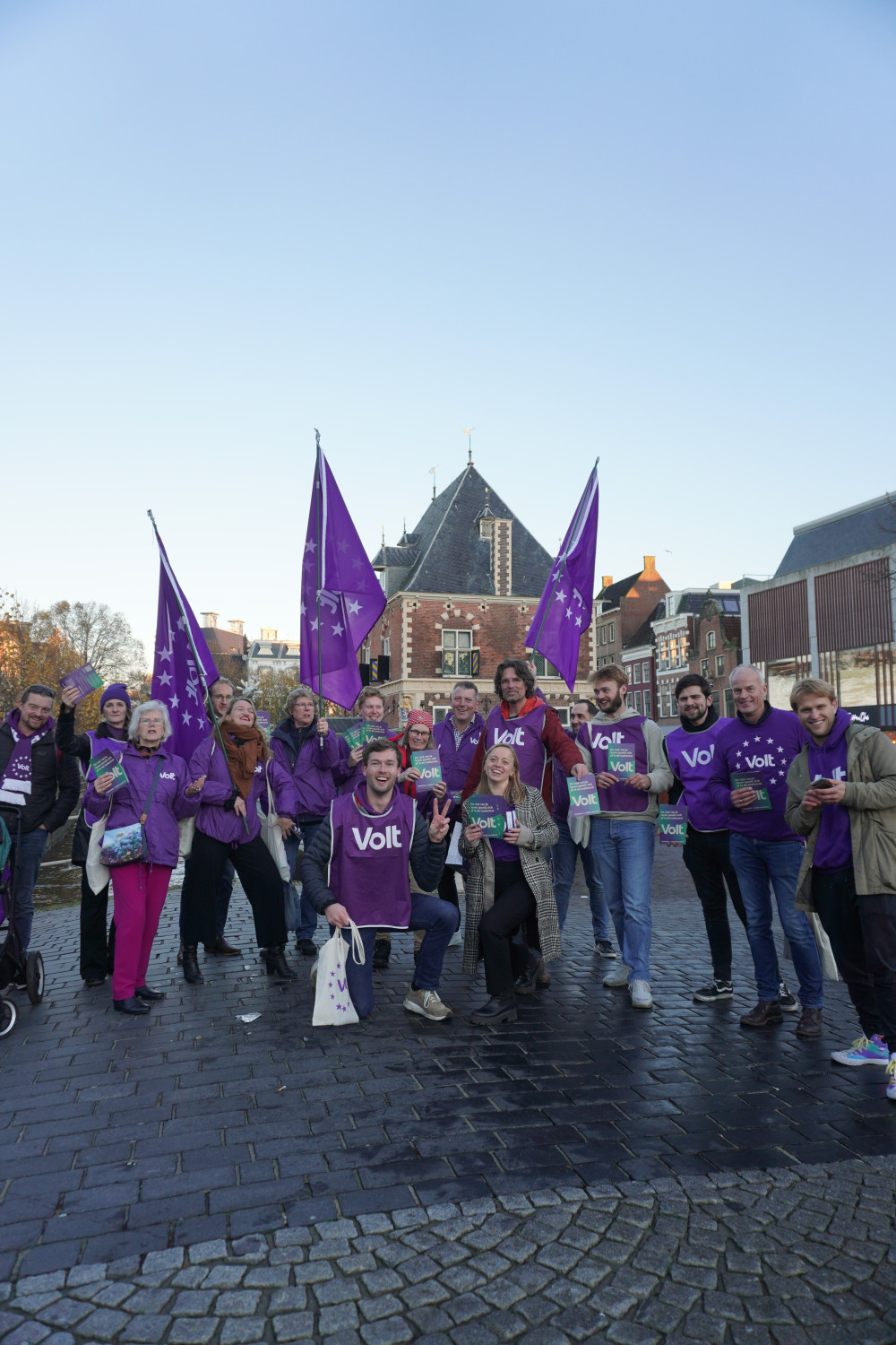 Groep Volt vrijwillgers tijdens campagne in Leeuwarden voor de Waag
