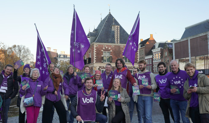 Groep Volt vrijwillgers tijdens campagne in Leeuwarden voor de Waag