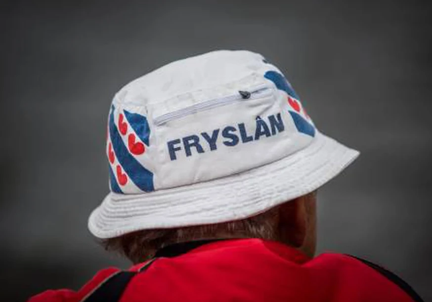 Man met Fryslân pet op