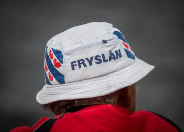 Man met Fryslân pet op