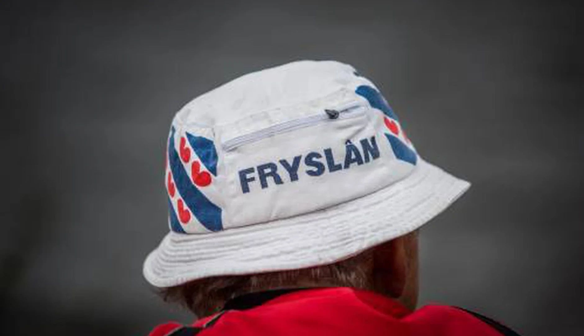 Man met Fryslân pet op