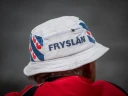 Man met Fryslân pet op
