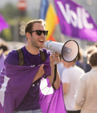 Niels met megafoon tijdens de mars in Boekarest