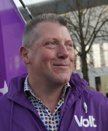 John Laridon in Volt jas op campagne