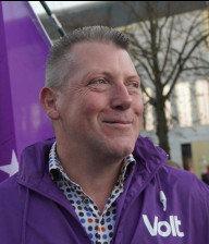 John Laridon in Volt jas op campagne