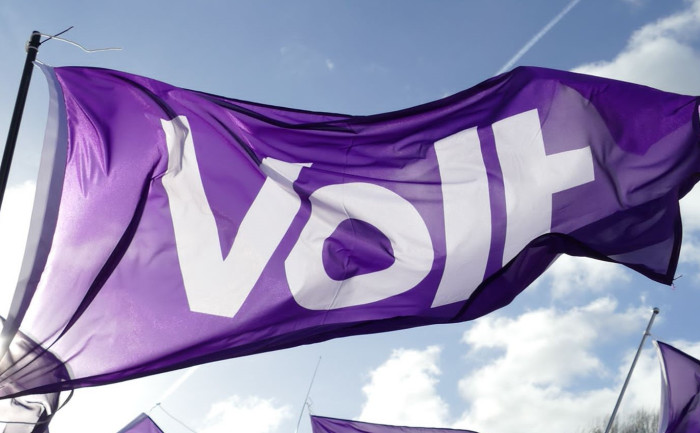 Volt vlag met de lucht als achtergrond
