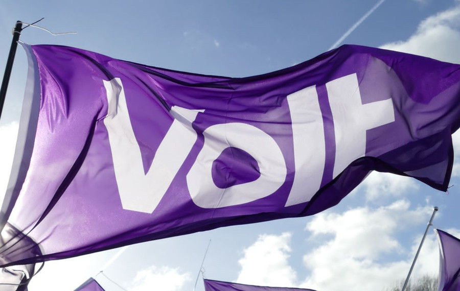 Volt vlag met de lucht als achtergrond