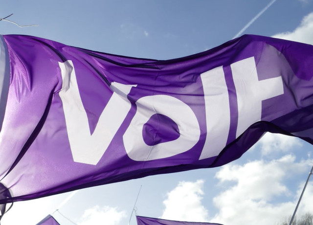 Volt vlag met de lucht als achtergrond