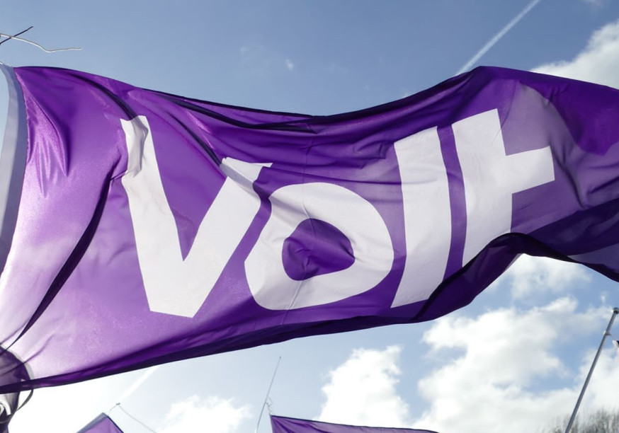 Volt vlag met de lucht als achtergrond