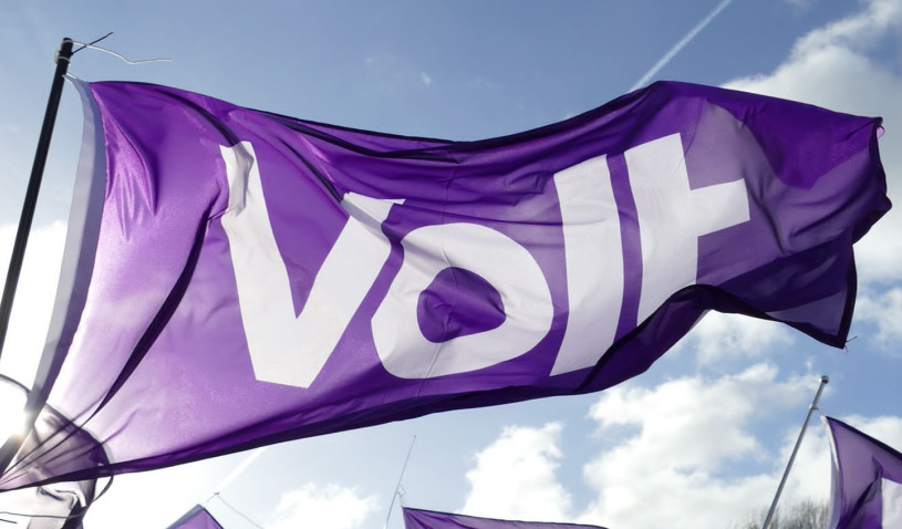 Volt vlag met de lucht als achtergrond