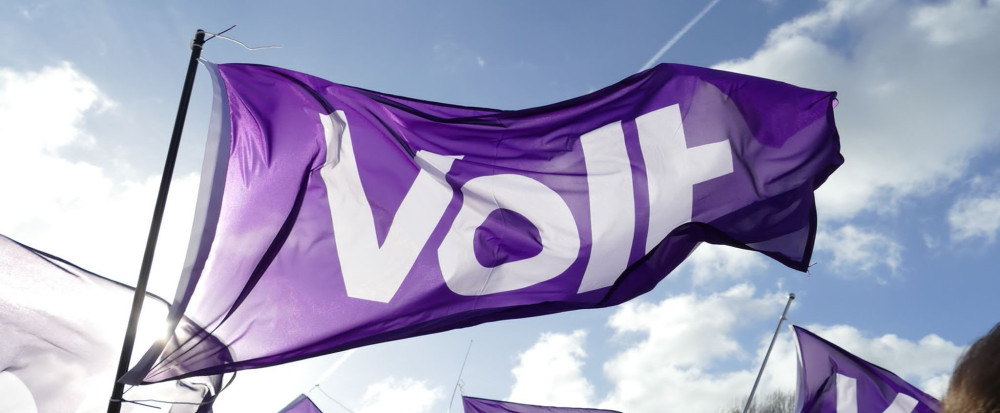 Volt vlag met de lucht als achtergrond