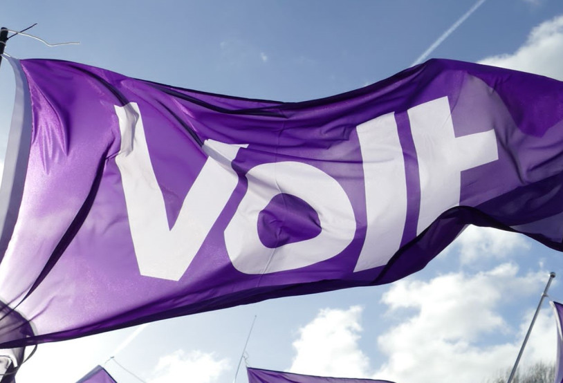 Volt vlag met de lucht als achtergrond