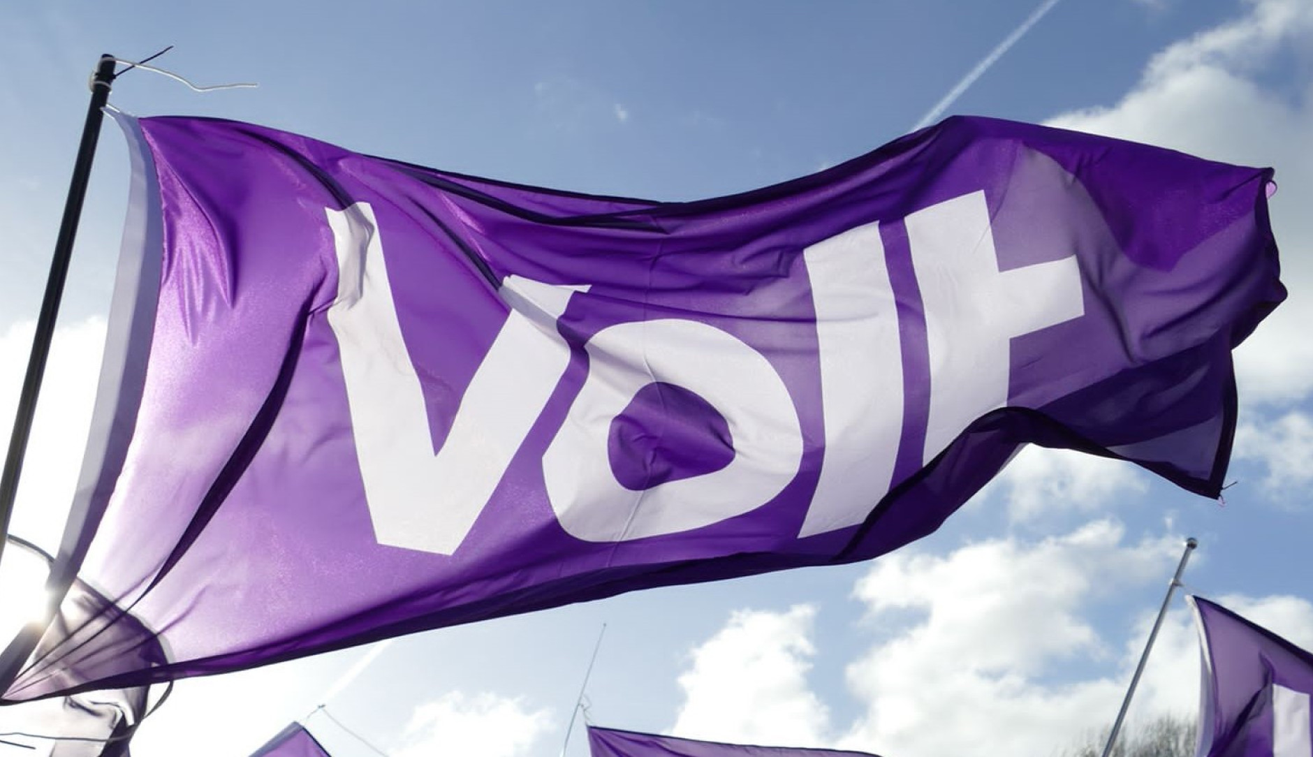 Volt vlag met de lucht als achtergrond