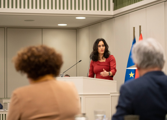 Gaby Perin-Gopie in de eerste kamer an het woord tover de spreidingswet.