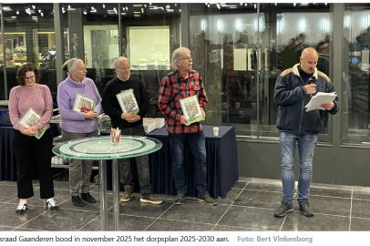 Dorpsraad Gaanderen bood in november 2025 het dorpsplan 2025-2030 aan.    Foto: Bert Vinkenborg
