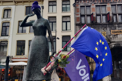 Mariken van Nimweghen standbeeld met Volt en Europese vlag