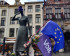 Mariken van Nimweghen standbeeld met Volt en Europese vlag